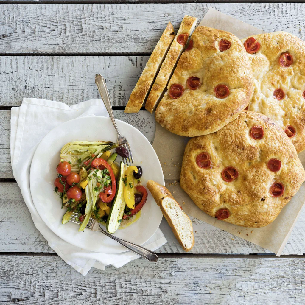 Lauwarmer Gemüsesalat zu Focaccia