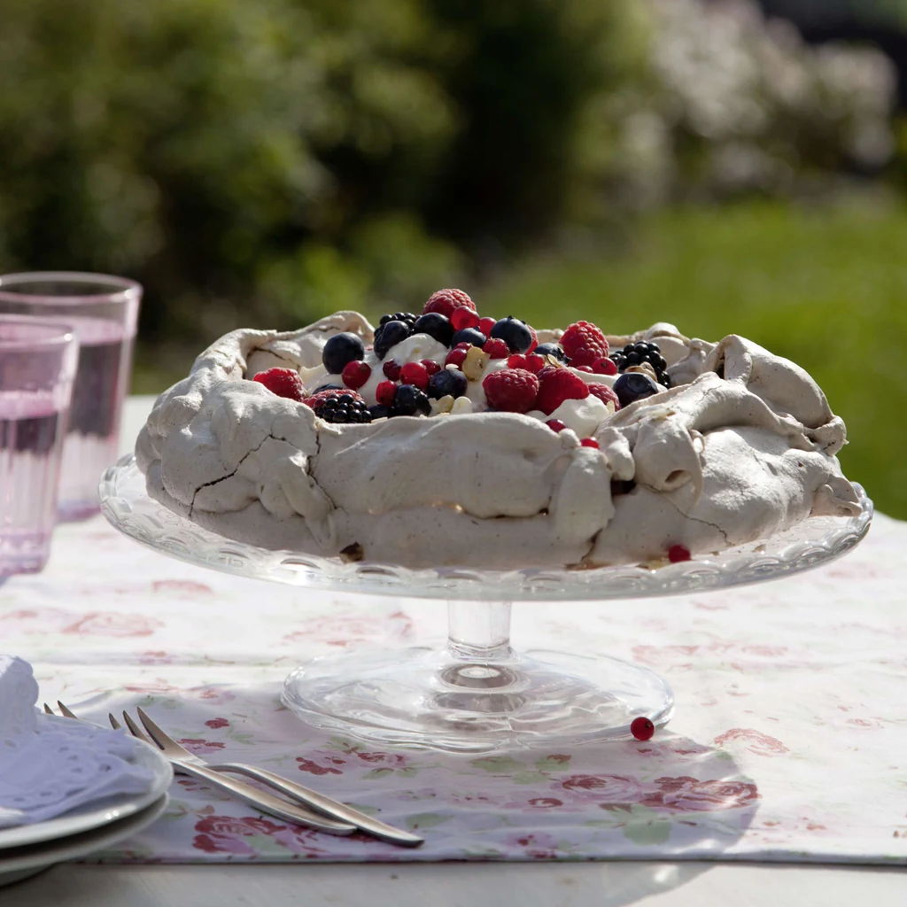 Kaffee-Haselnuss-Pavlova mit Beeren