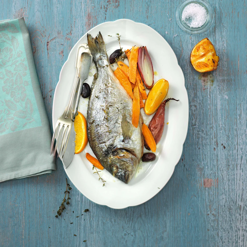 Dorade entière avec patates douces et oranges
