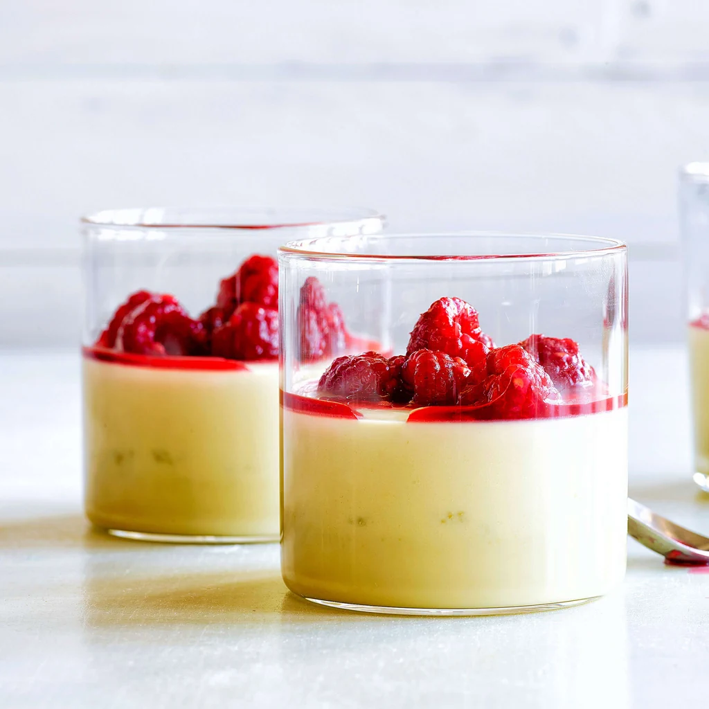 Matcha-Pudding mit Beeren