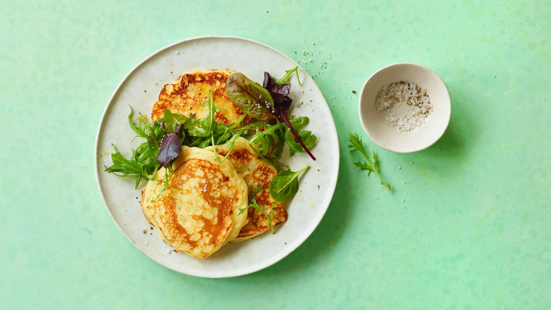 Pancakes salés au séré avec salade