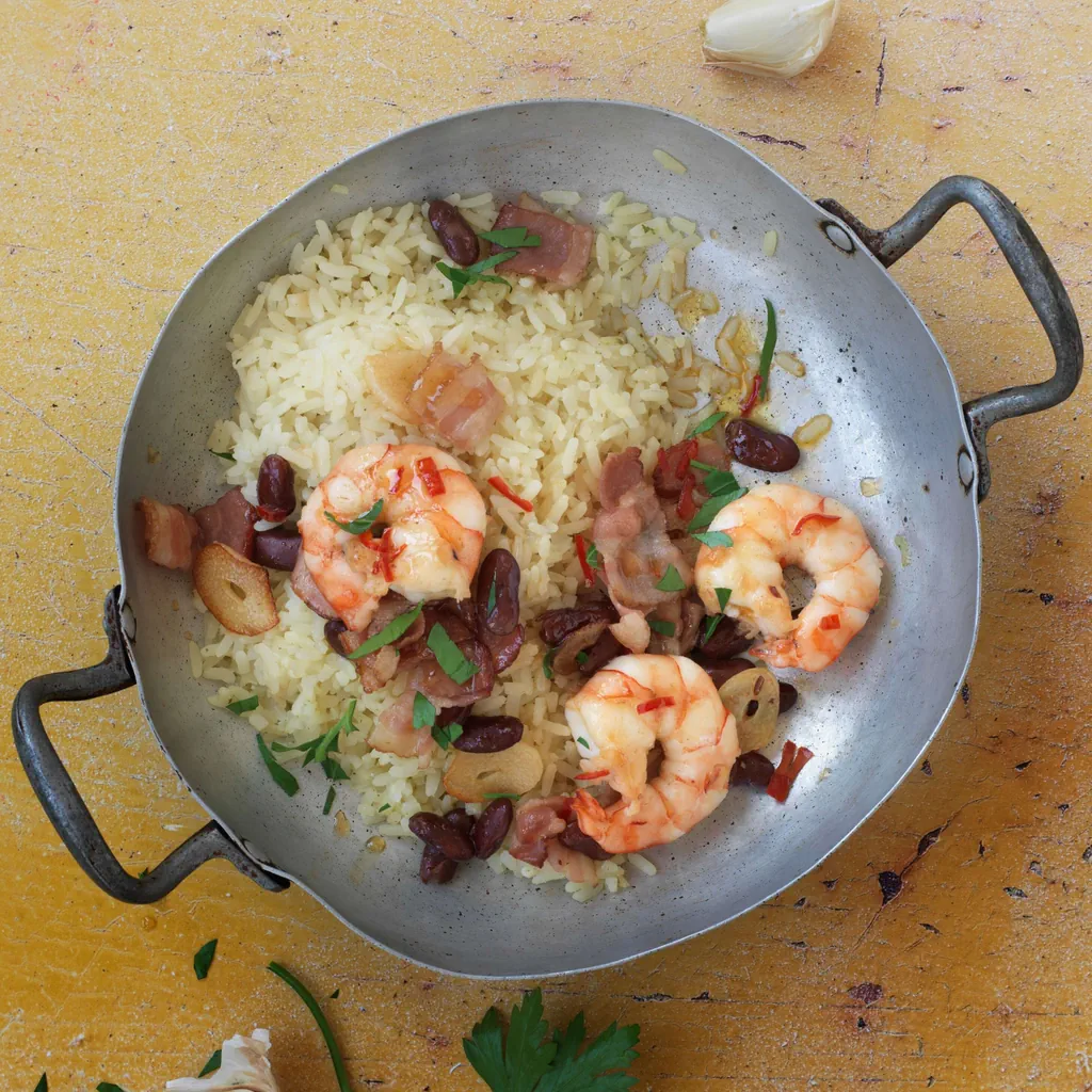 Reispfanne mit Crevetten, Bohnen und Speck