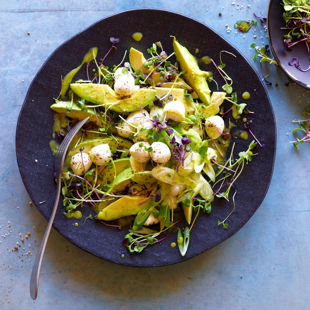 Insalata di mozzarella e avocado con microgreens