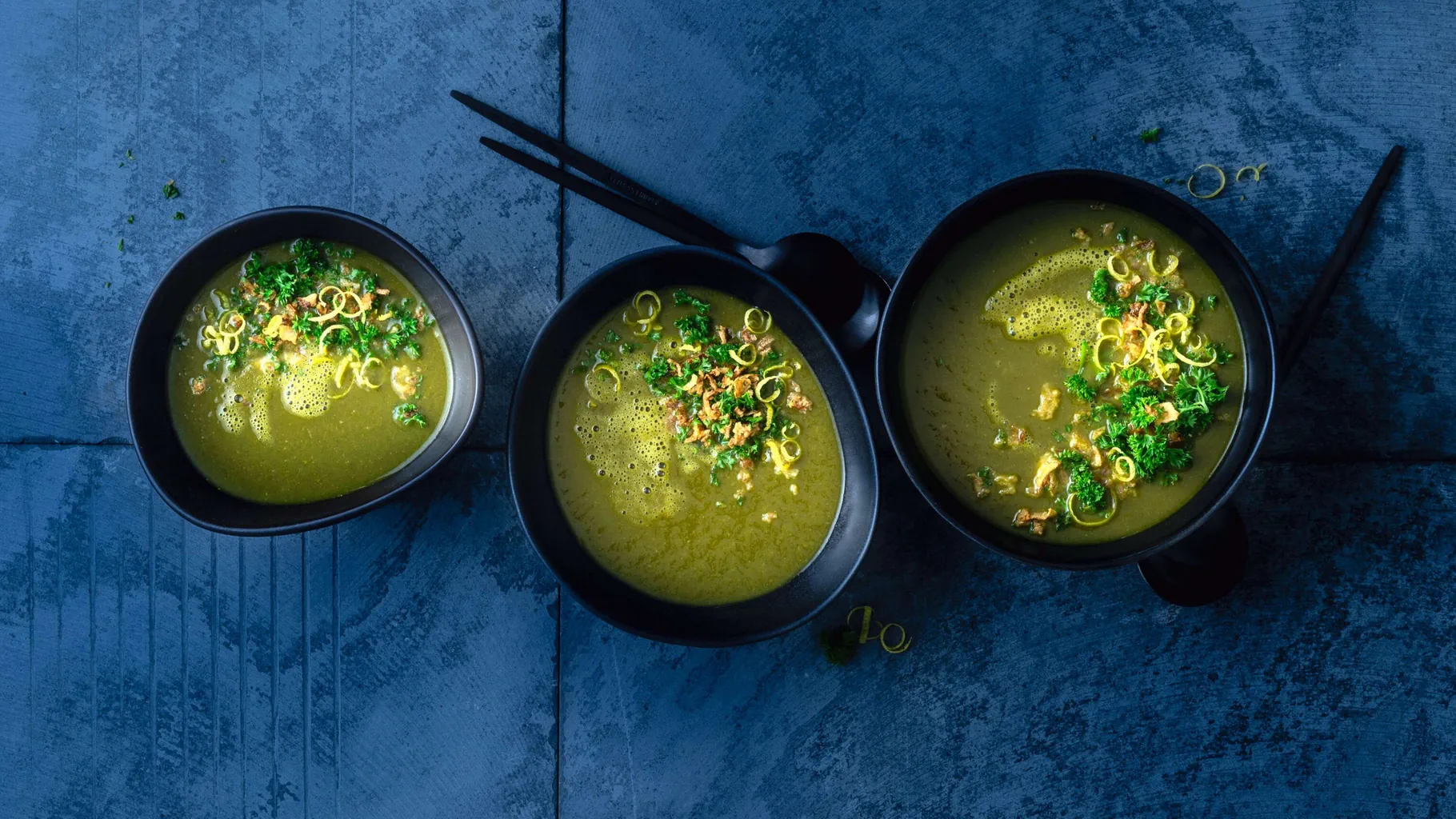 Crema di cavolo piuma e sedano rapa con gremolata di cipolle arrostite