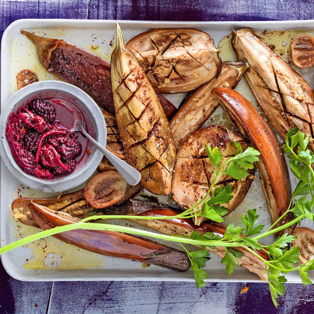Auberginen vom Blech mit Brombeer-Chutney