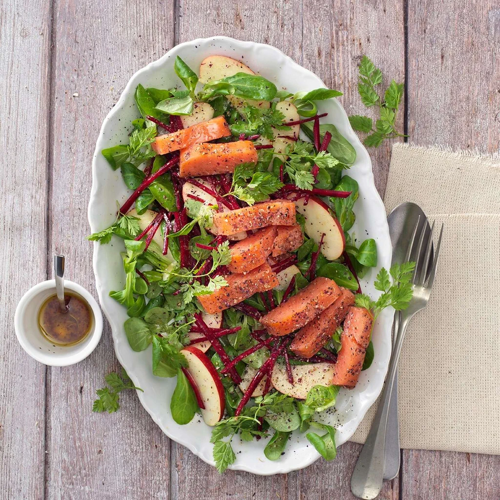 Herbstsalat an Pinienhonig-Dressing mit Wildlachs