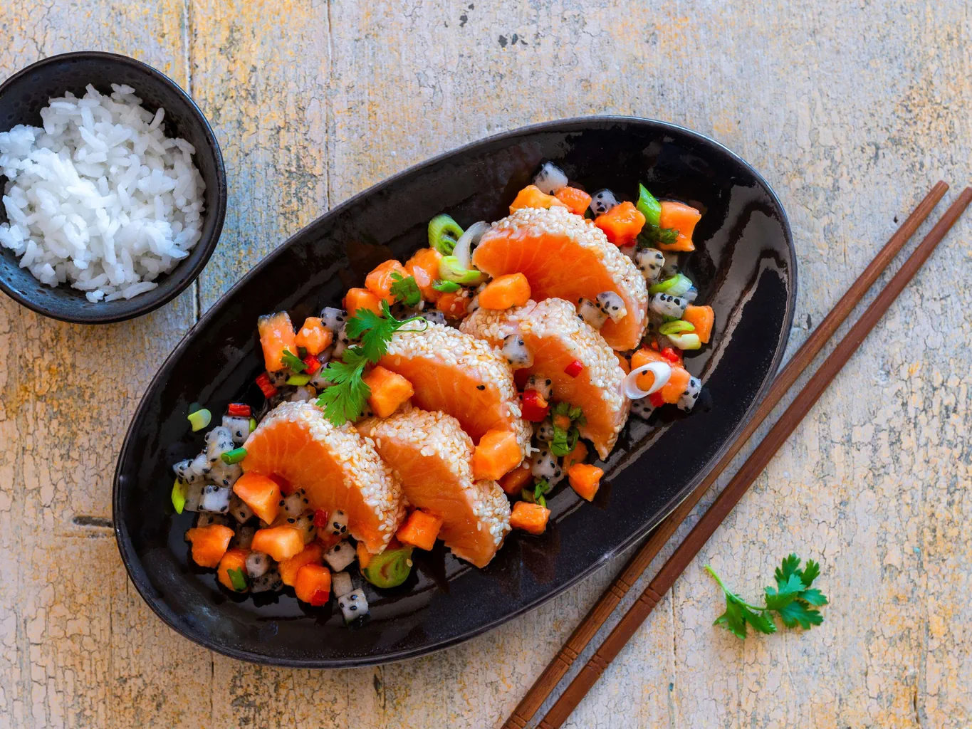 Salmone con insalata di frutta esotica