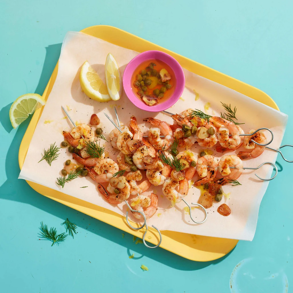 Brochettes de crevettes avec vinaigrette à l’ail