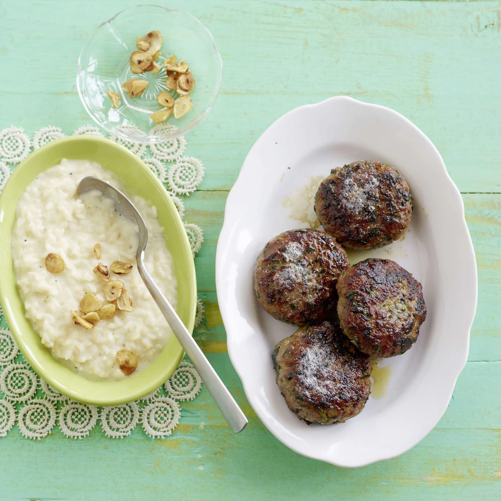 Boulettes de viande hachée aux épinards avec risotto à l’ail
