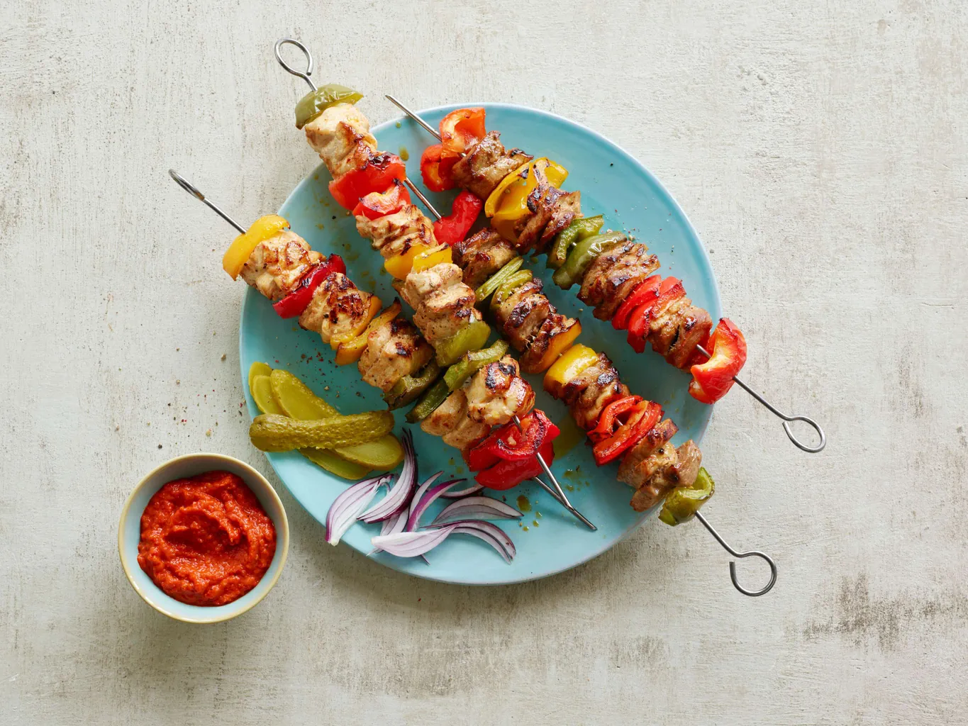 Spiedini di carne e peperoni grigliati