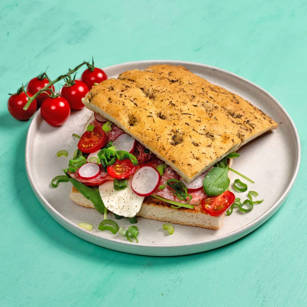 Focaccia con salame e ravanelli