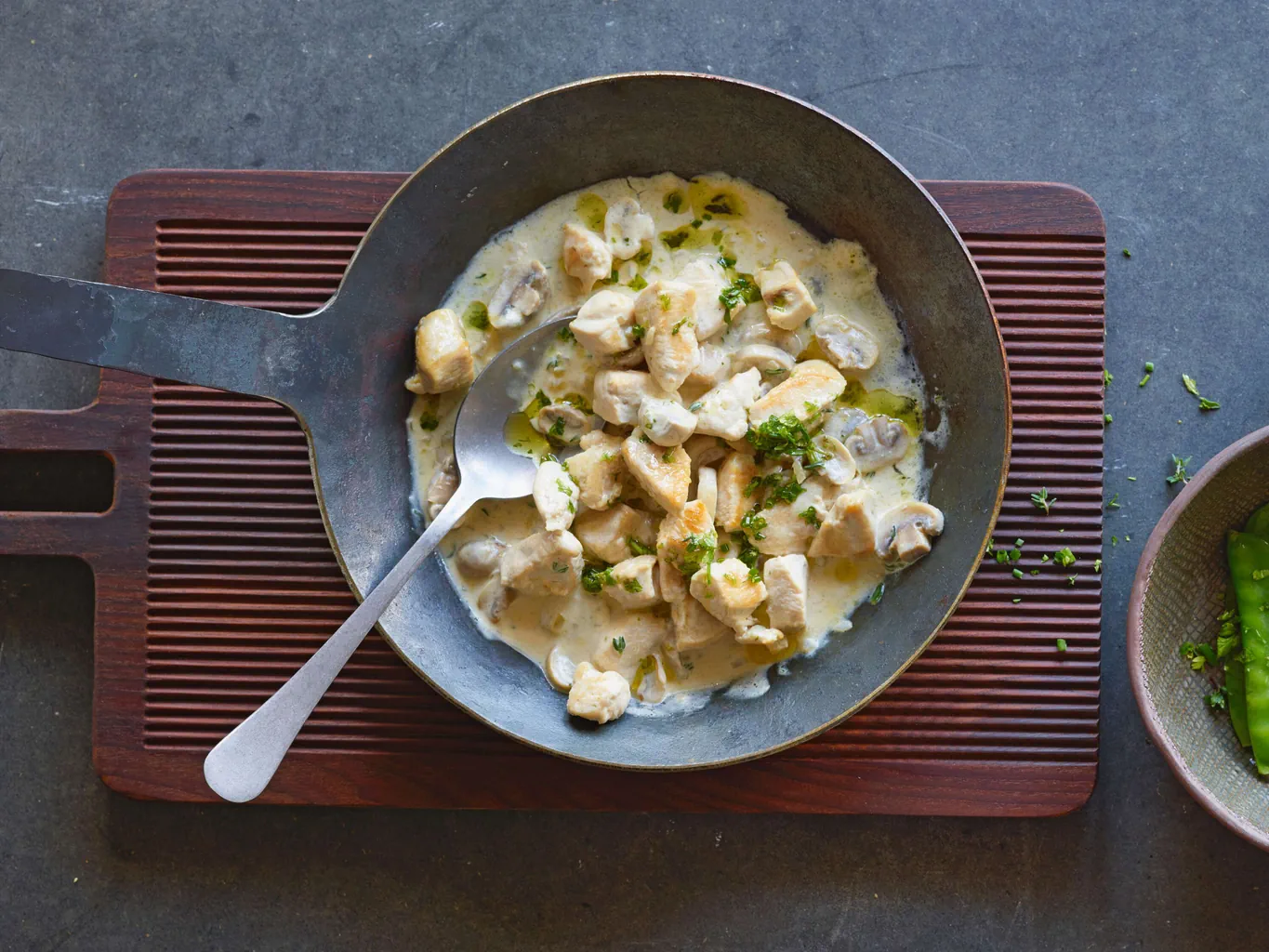 Émincé de poulet à la crème et aux herbes