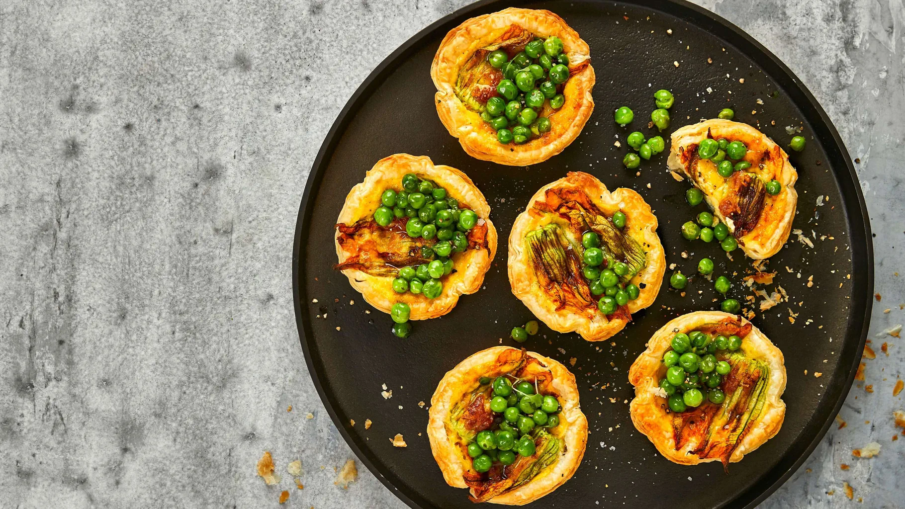 Tortine ai fiori di zucca con piselli