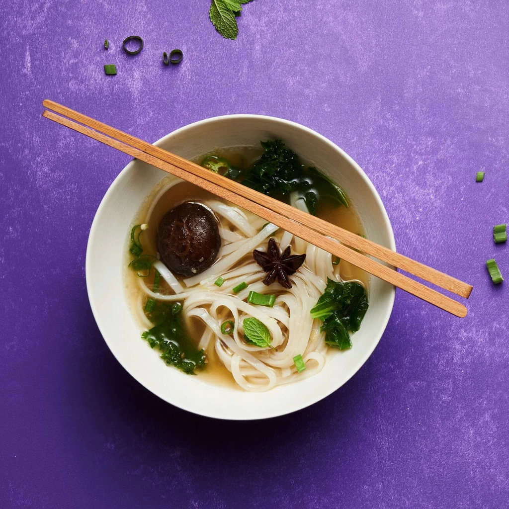 Zuppa di noodle vietnamita con funghi