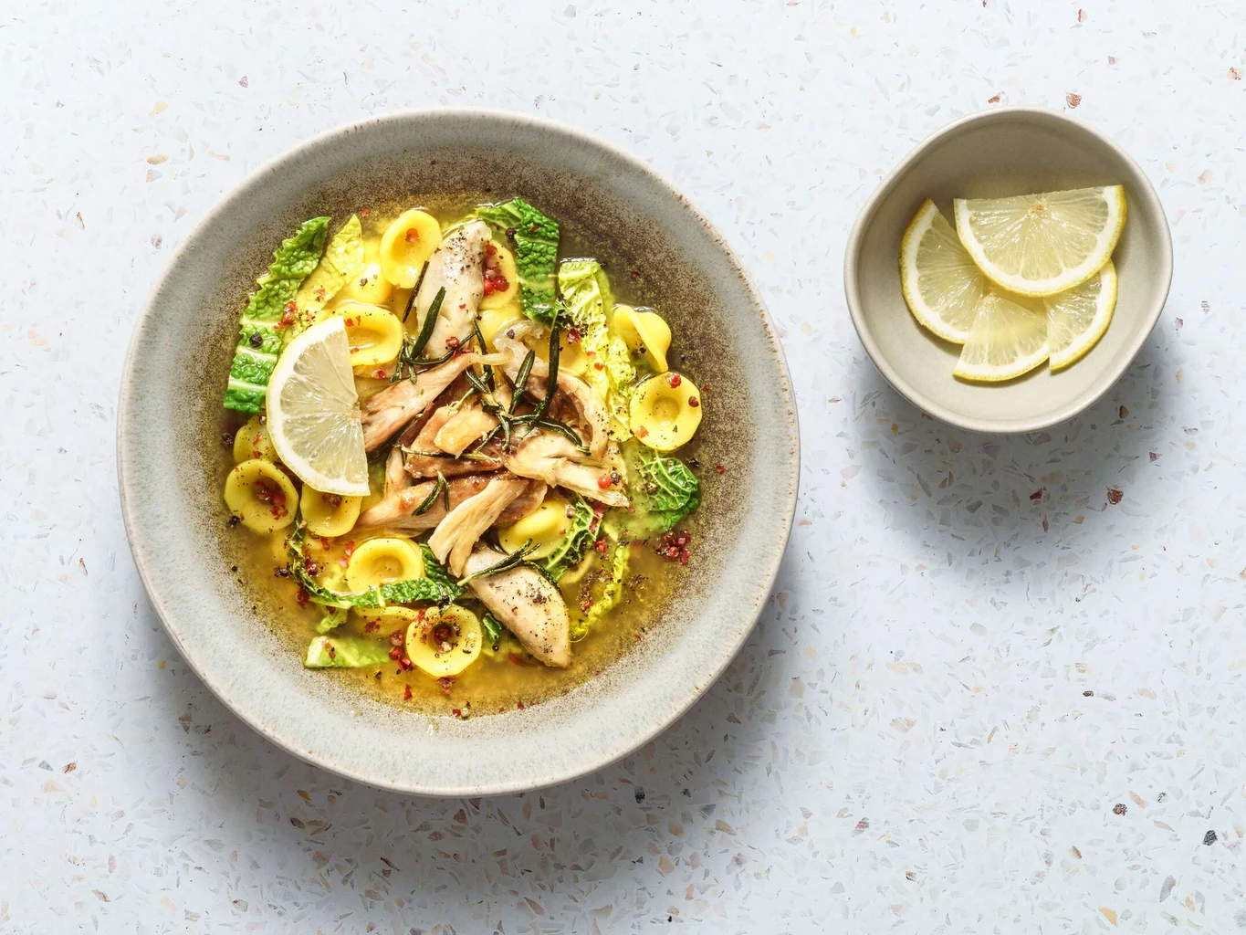 Soupe de poulet au citron avec orecchiette