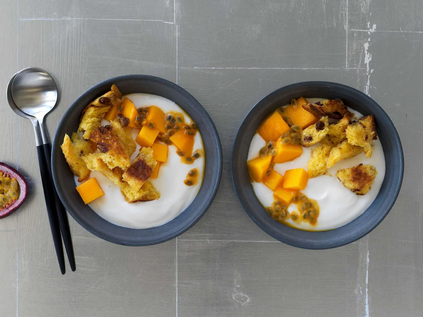 Bowl au yogourt avec panettone croustillant