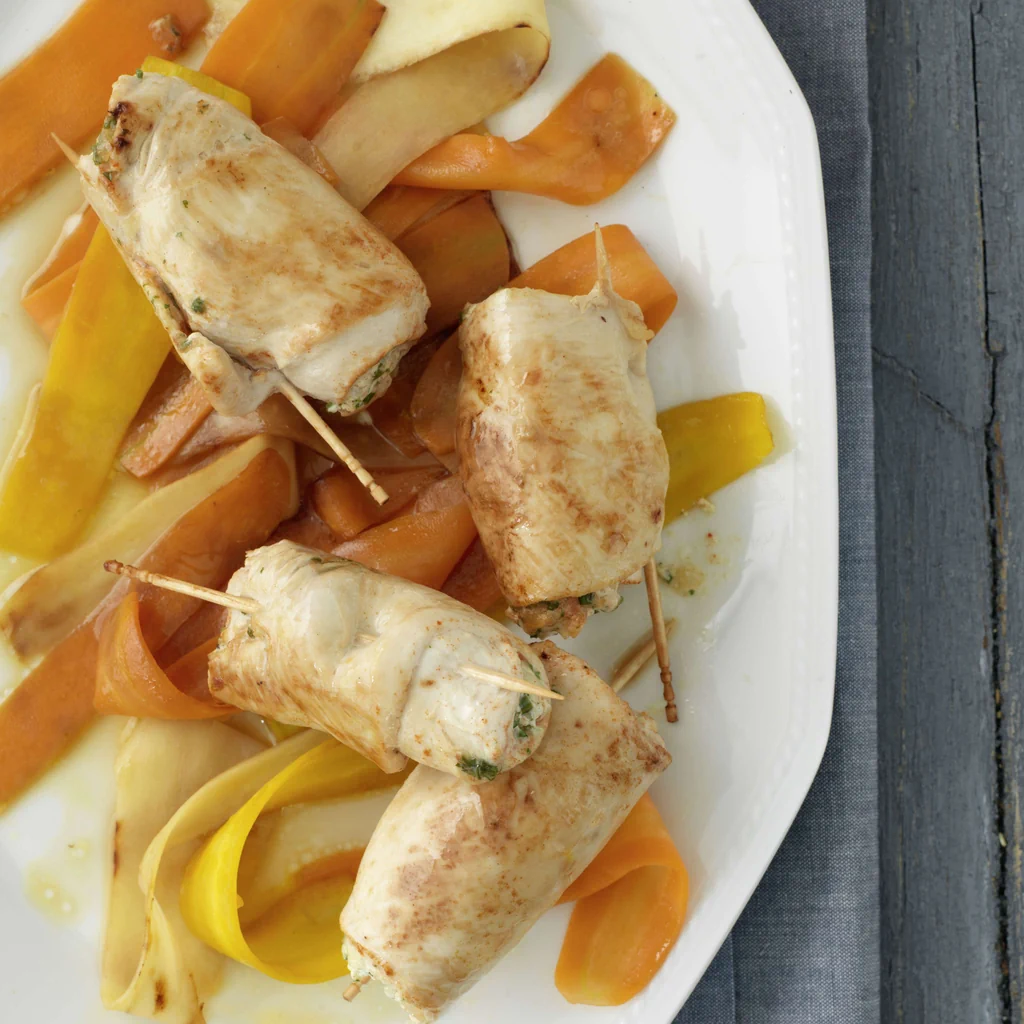 Poulet-Involtini auf Wurzelgemüse