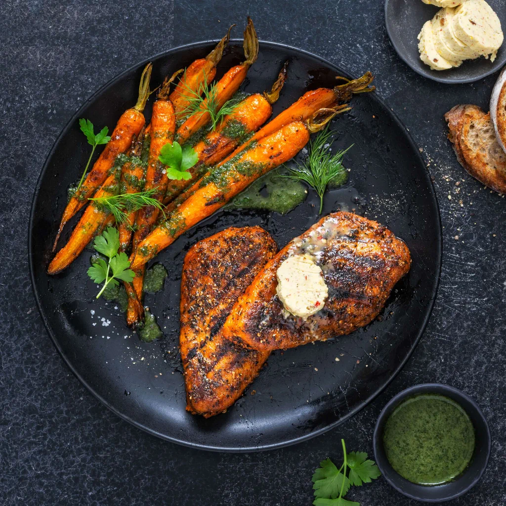 Steak al pepe vegano con carote novelle