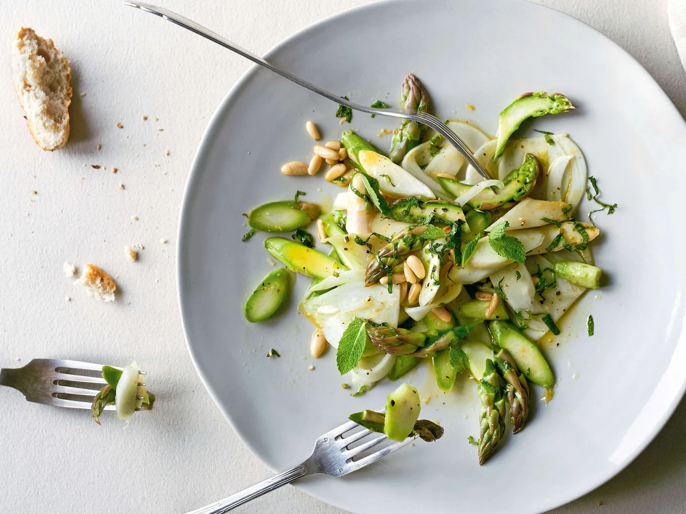 Salade d'asperges crues avec fenouil
