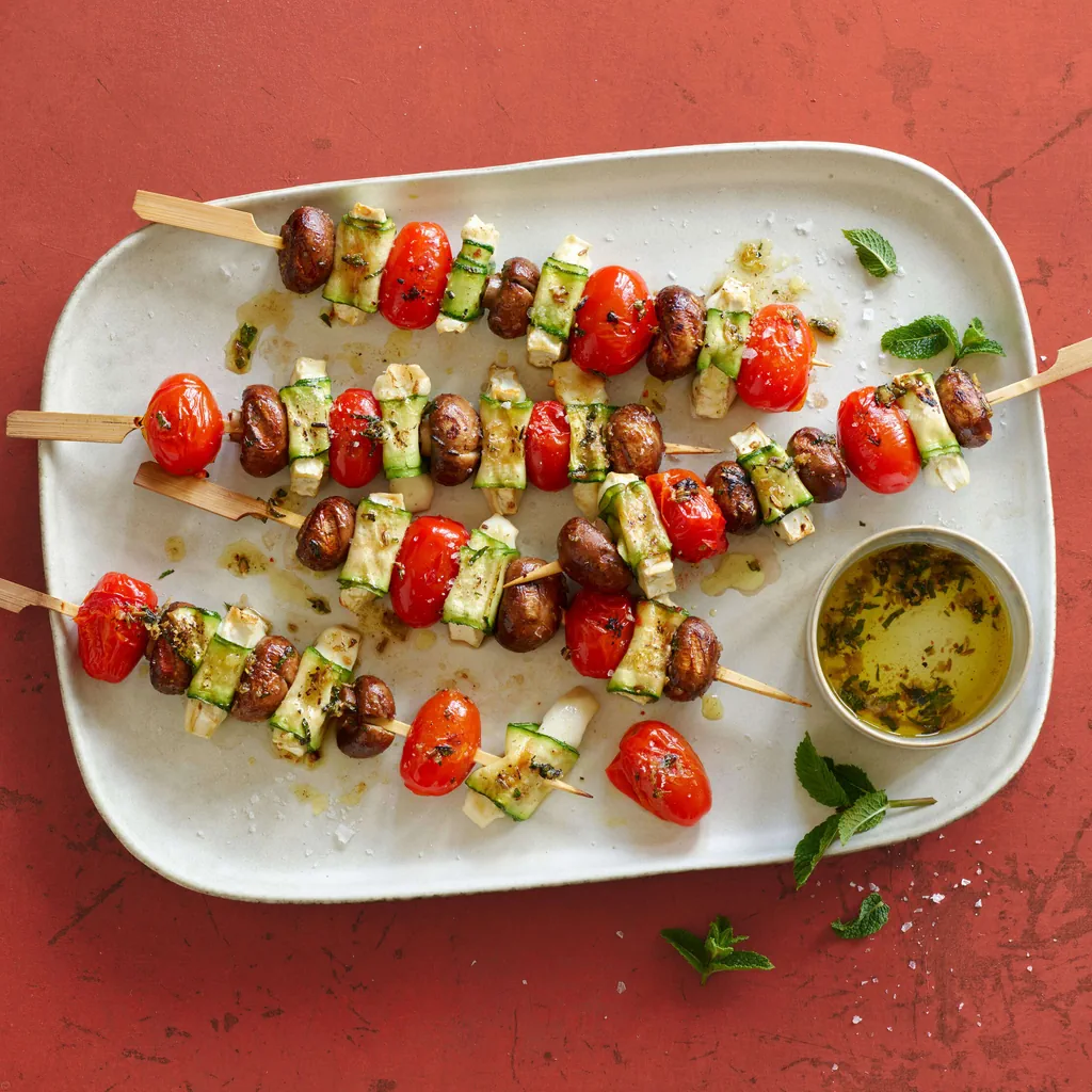Brochettes de champignons de Paris et de fromage marinées aux épices