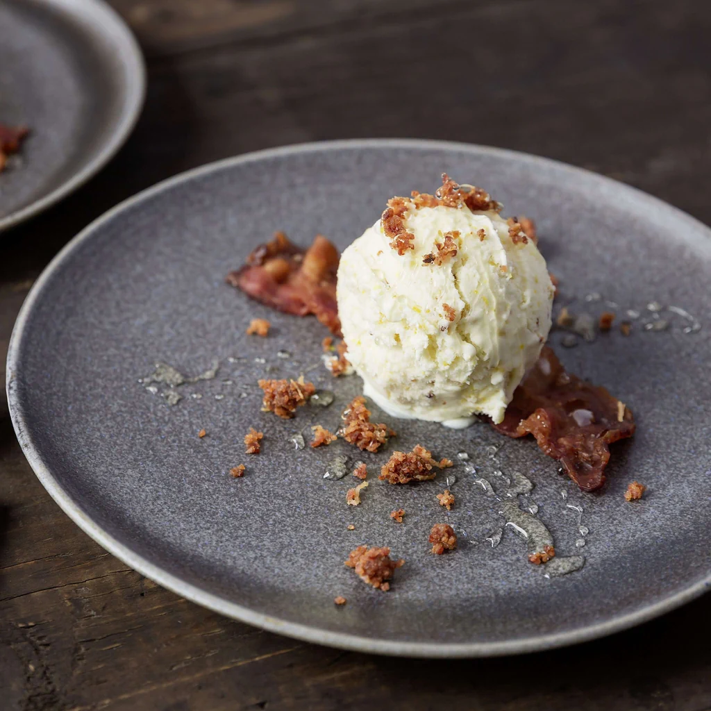 Speckstaub auf Honig-Senf-Glace