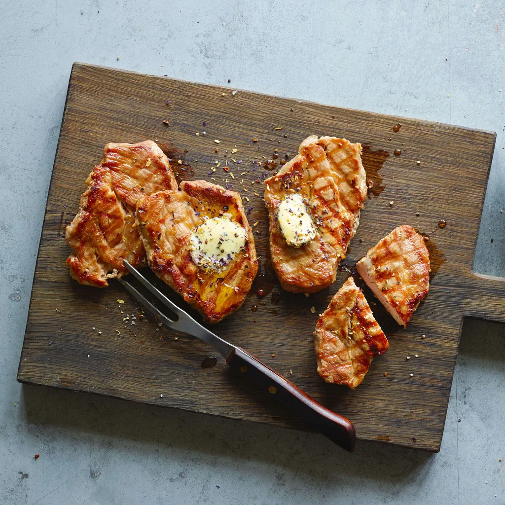 Schweinshalssteak vom Grill mit Blütenbutter