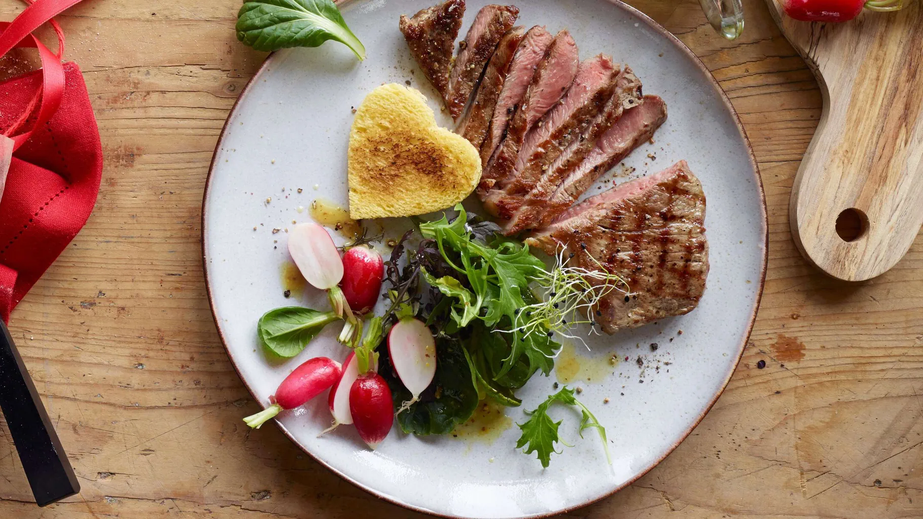 Entrecôte con insalata e toast a forma di cuore