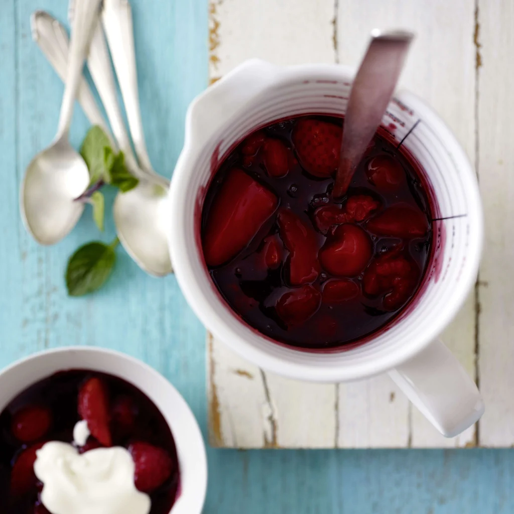 Rote Grütze mit Sauerrahm