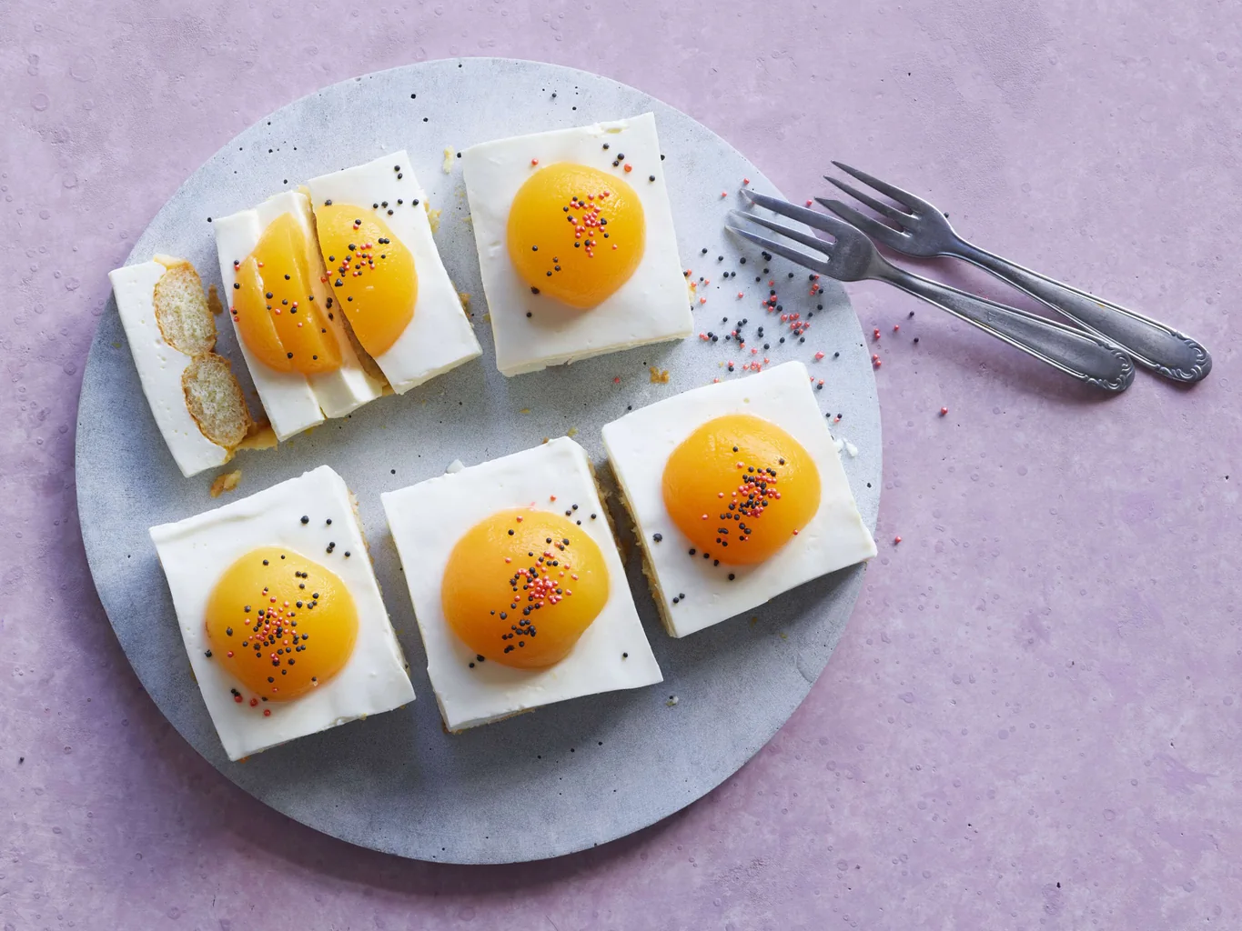 Gâteau sans cuisson décoré de faux œufs