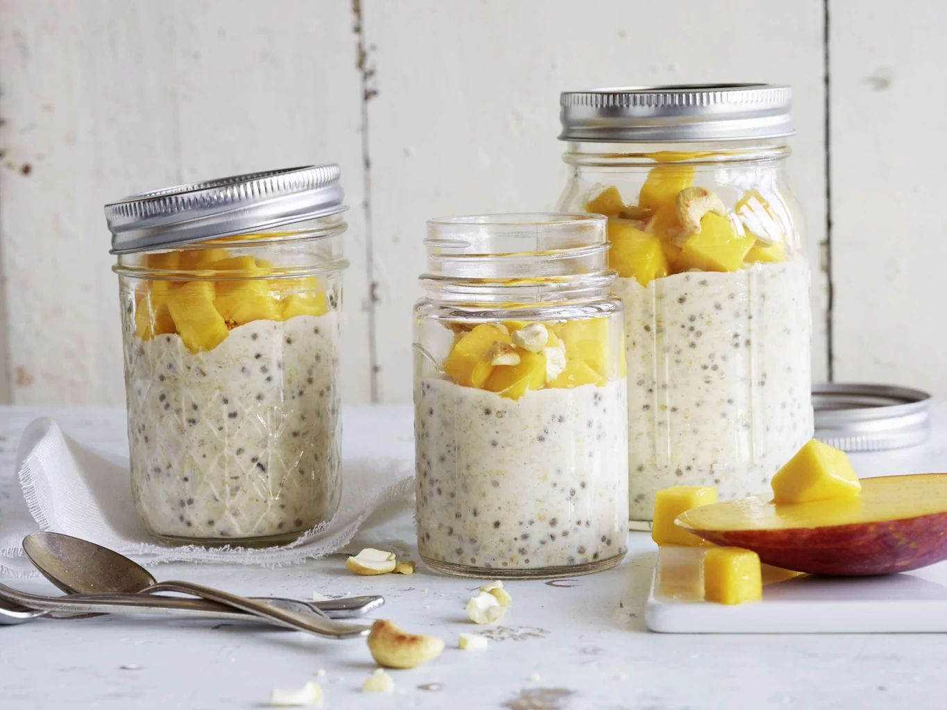 Kokos-Mango-Haferbrei mit Chia-Samen