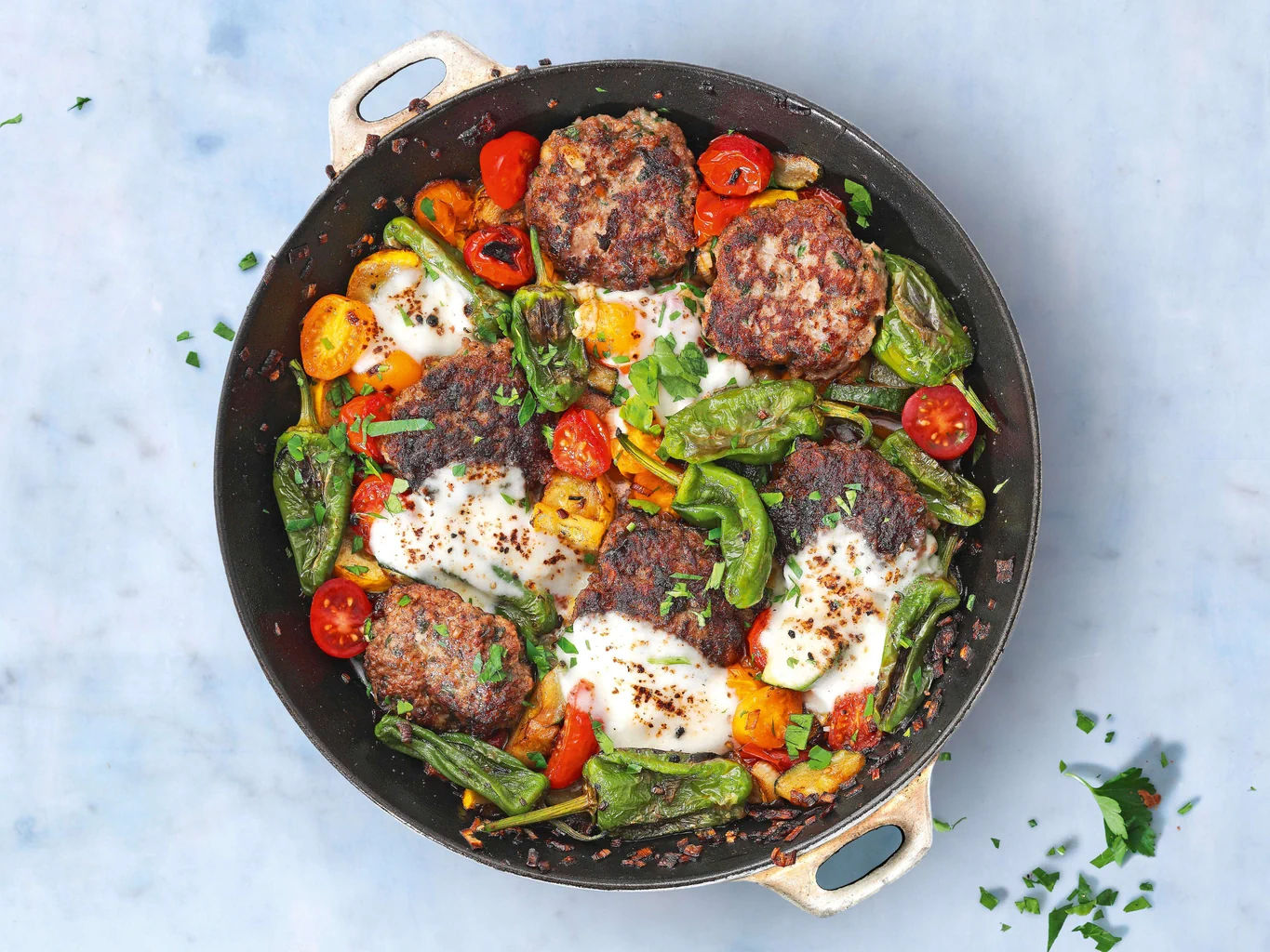 Poêlée de pimientos avec burgers de bœuf