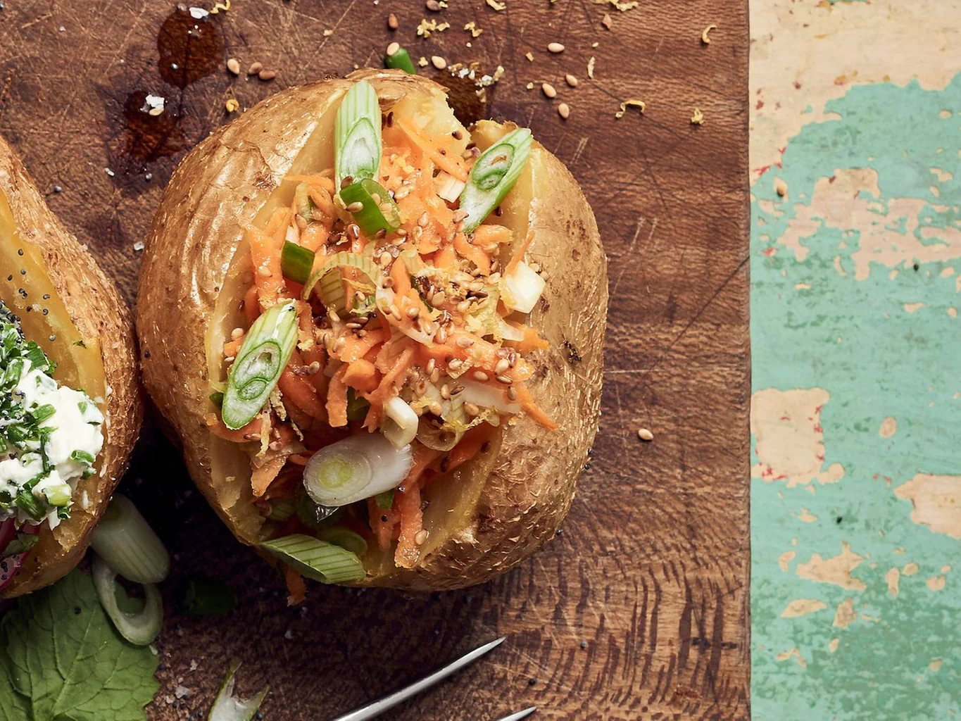 Baked potato con carote, cipollotti e sesamo