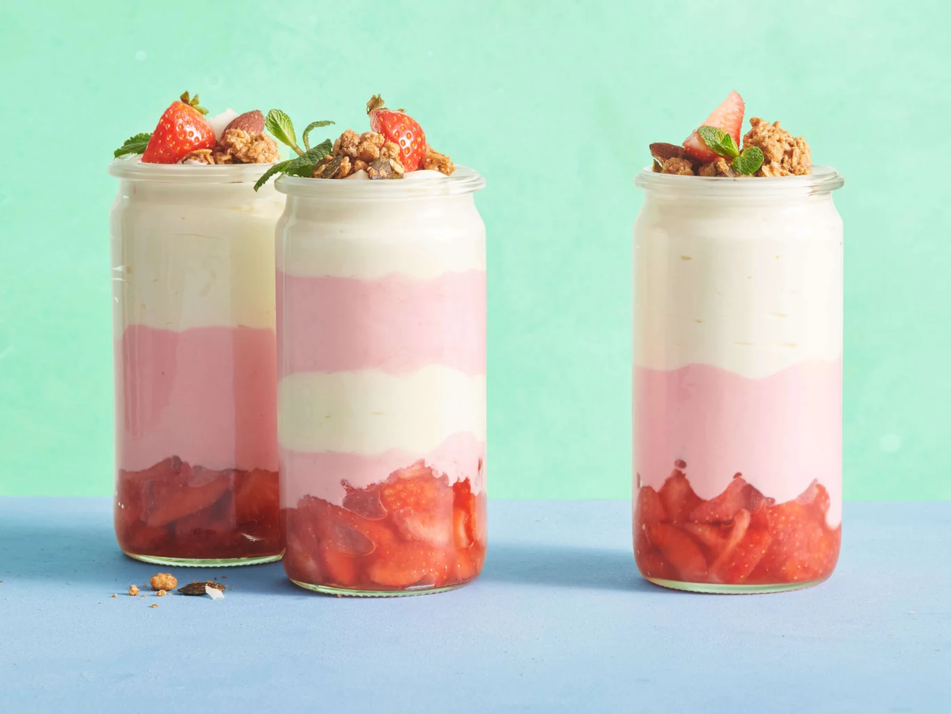 Mousse di fragole e sambuco con granola