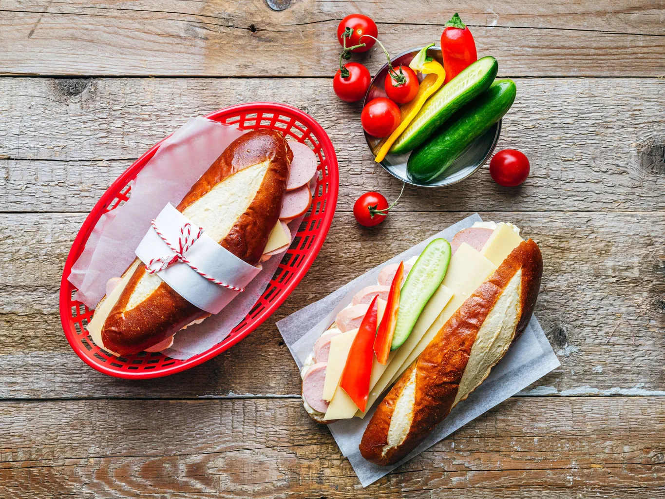 Sandwich con cervelas e formaggio