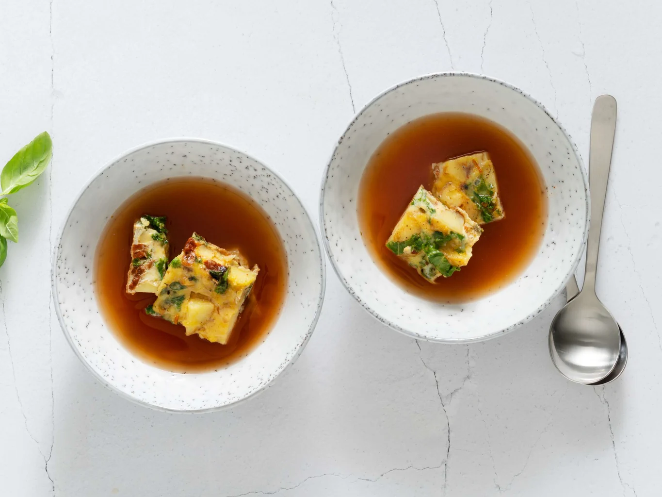 Tomatenbouillon mit Frittata