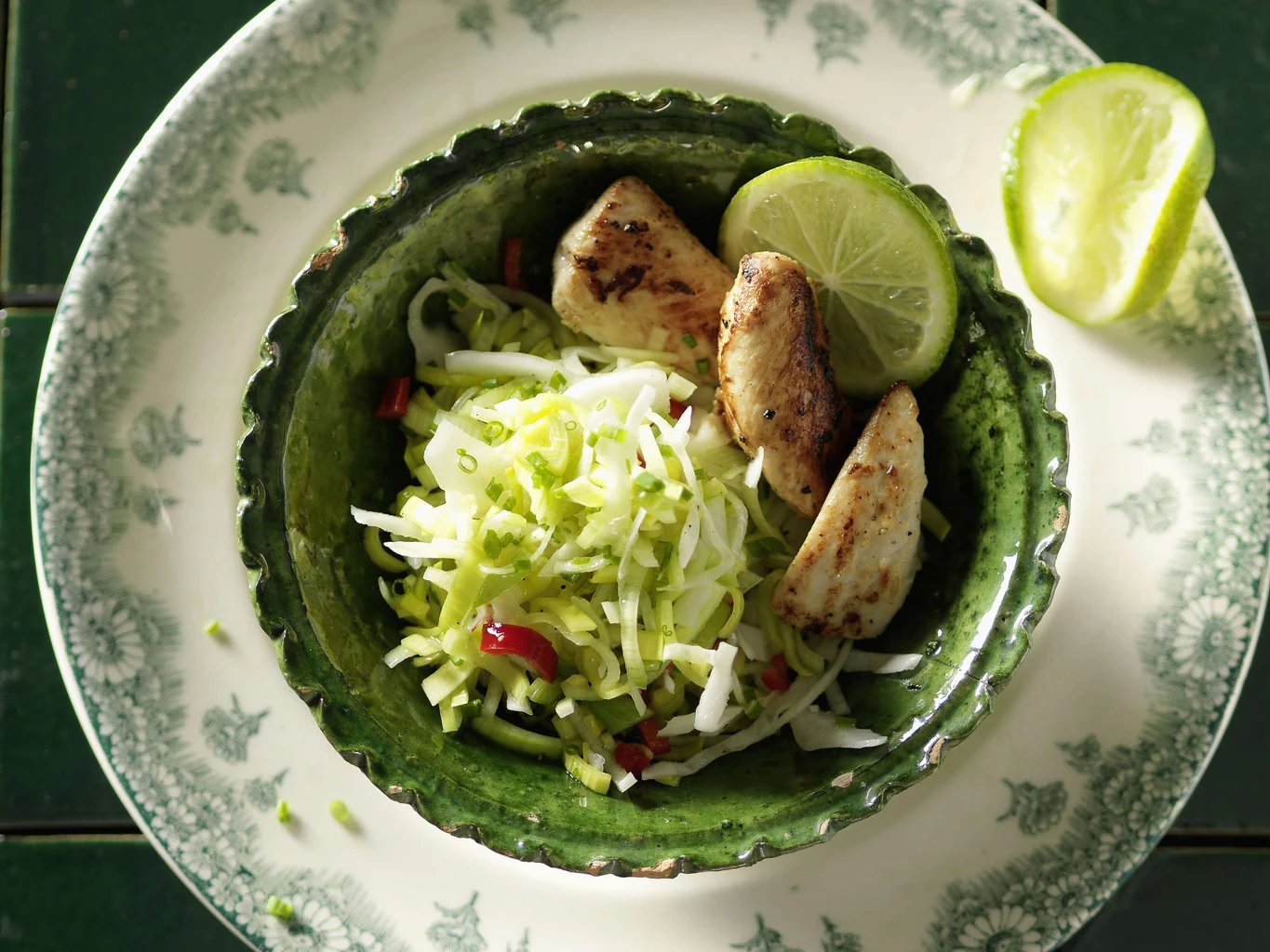 Lauchsalat mit gebratenen Pouletfilets