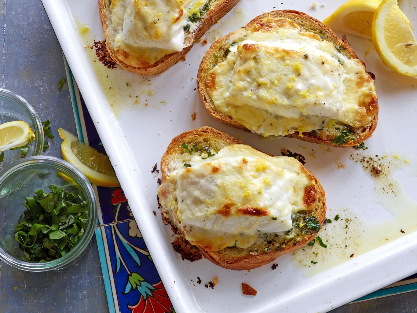 Cabillaud gratiné au parmesan citronné sur tranche de pain