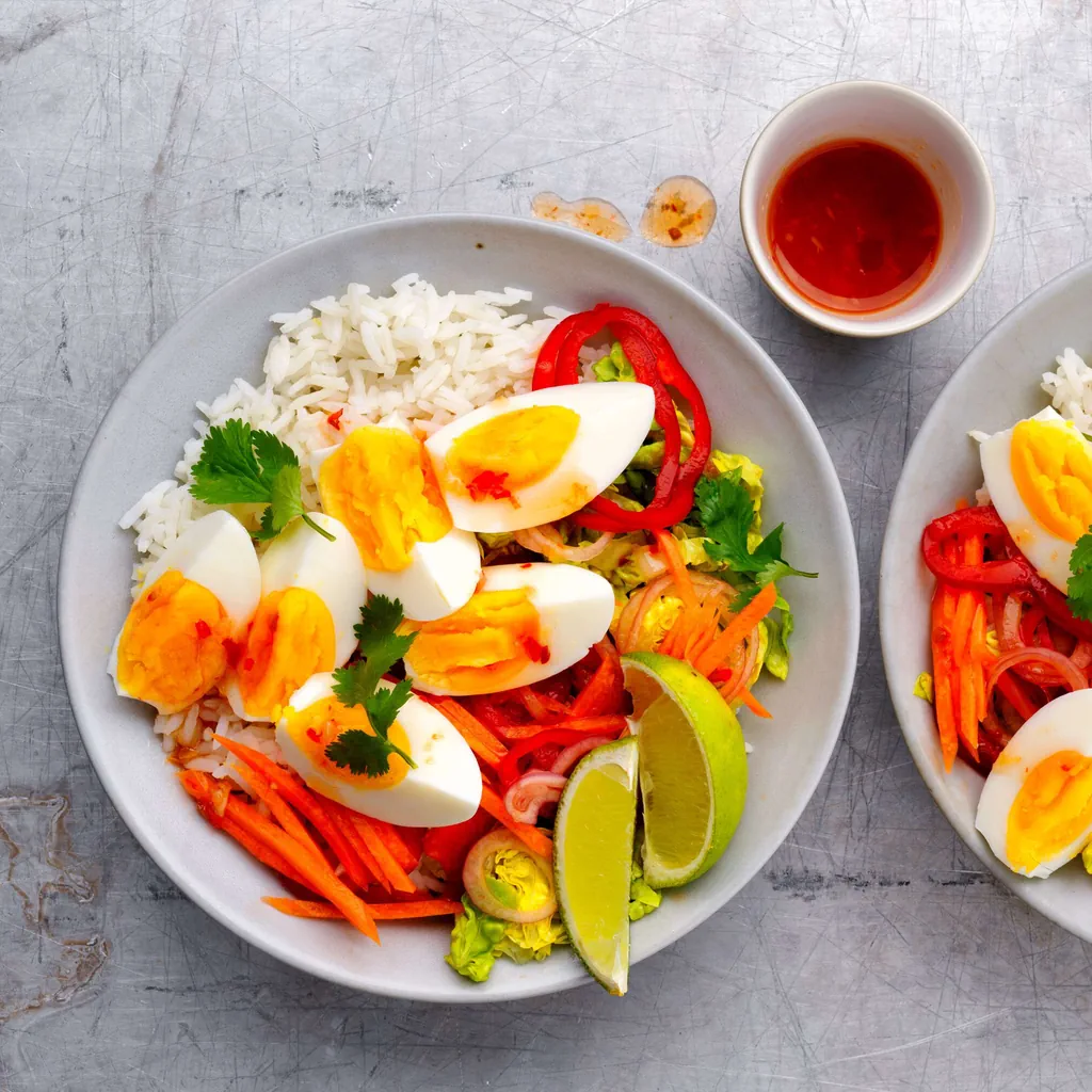 Salade asiatique aux œufs avec riz
