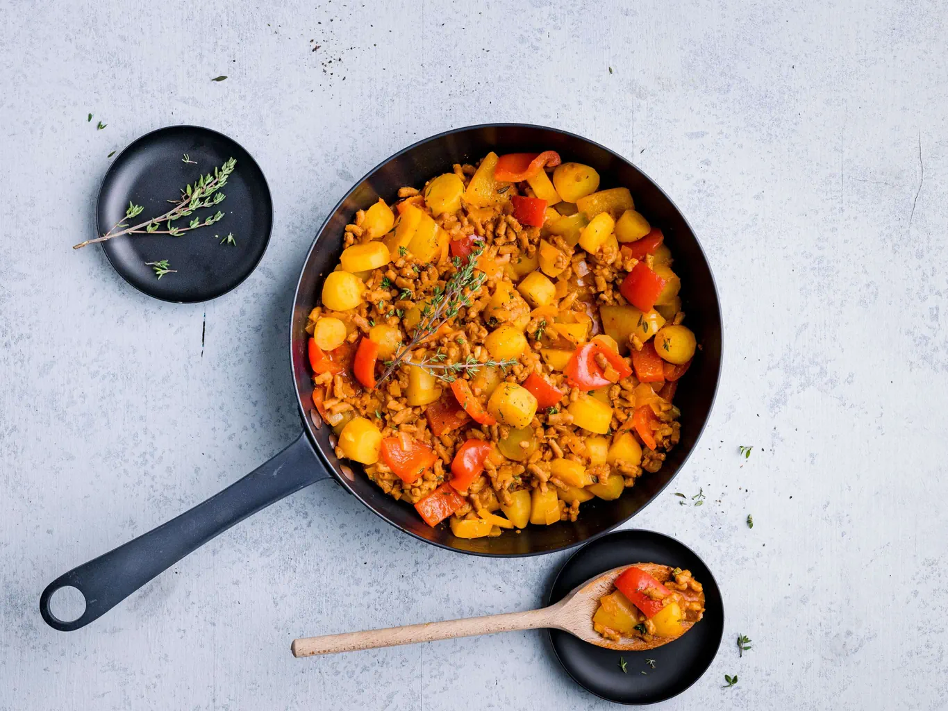 Kartoffel-Gemüse-Pfanne mit veganem Hack