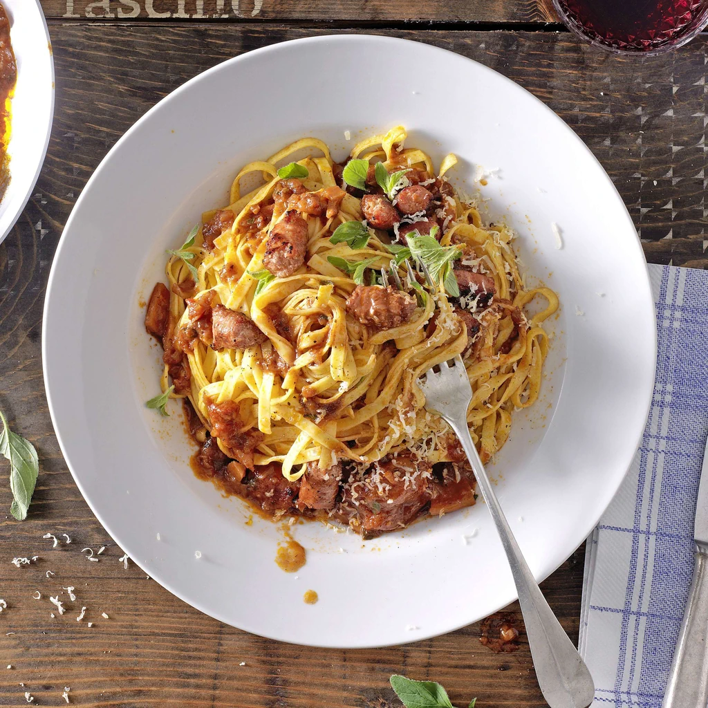 Tagliatelle con ragù di salsiccia