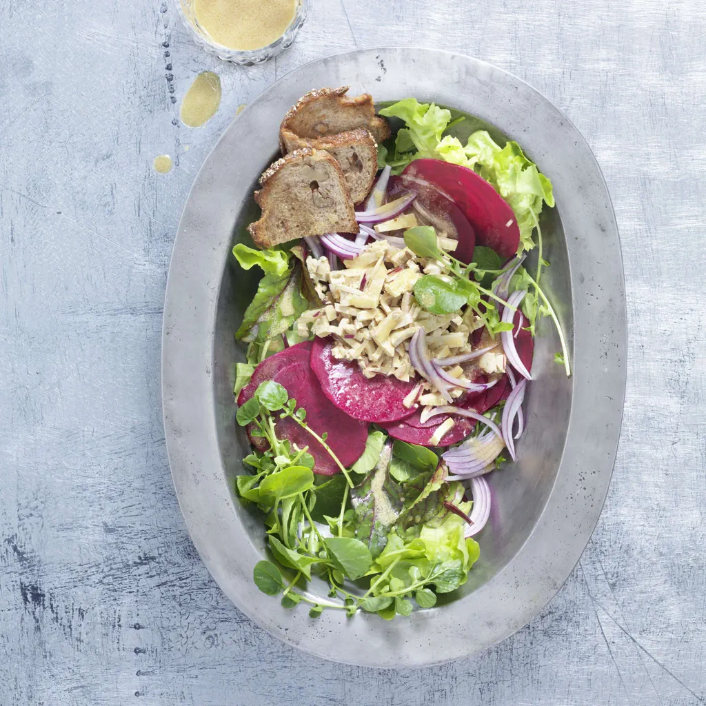 Salade avec betteraves rouges et tartare de tofu