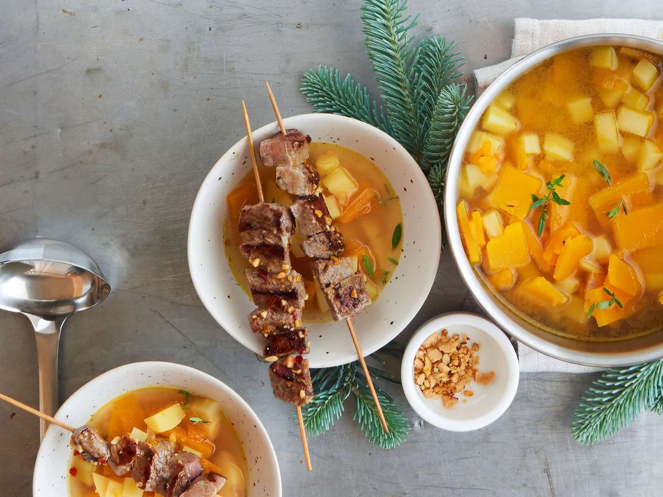 Zuppa al curry con spiedini di manzo