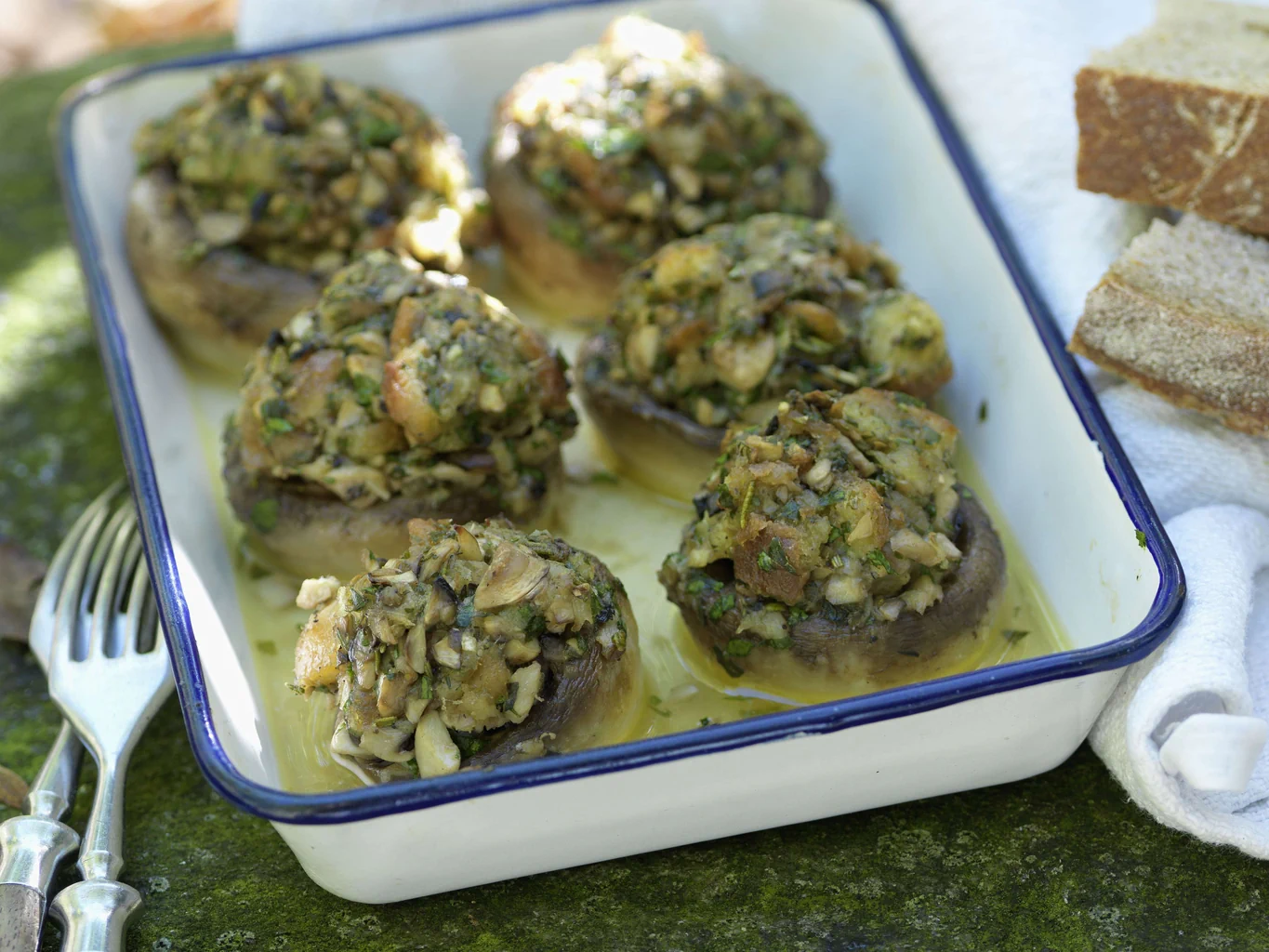 Champignons farcis au pain aux herbes