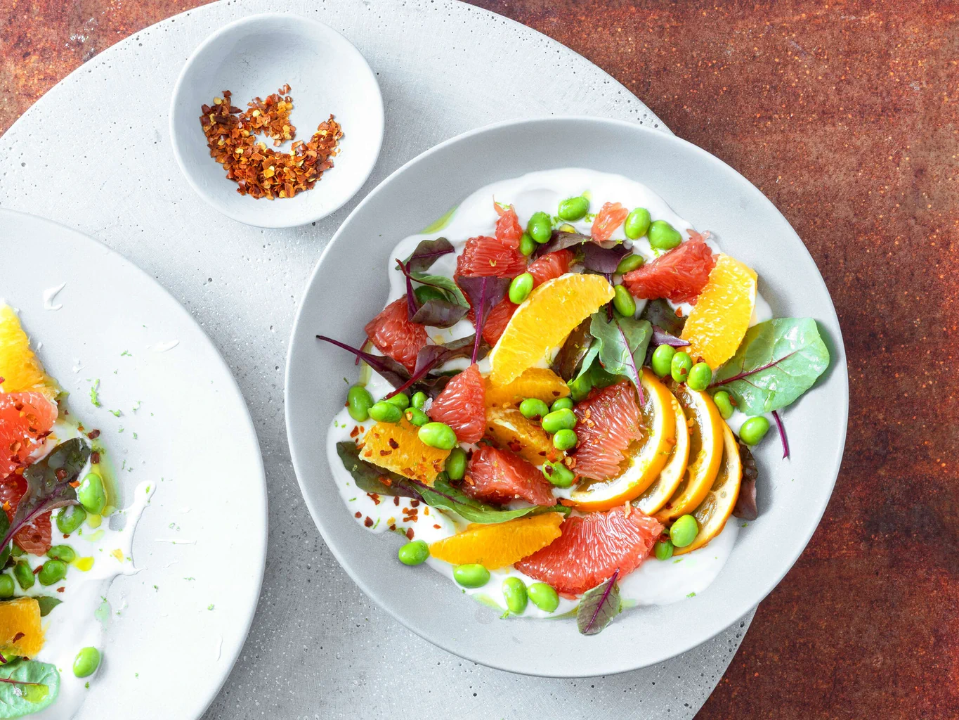 Salat mit salzigem Joghurt