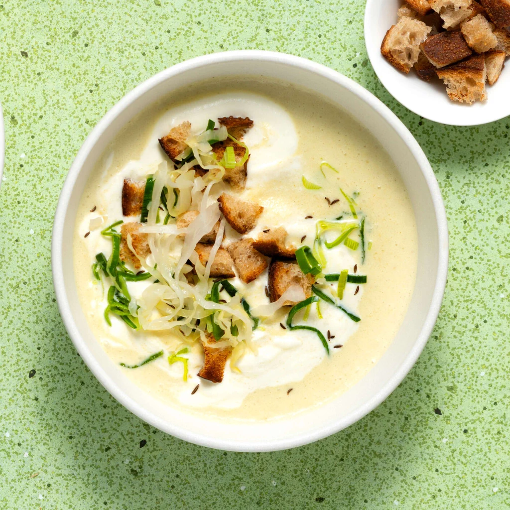 Weissweinsuppe mit Sauerkraut und Croûtons