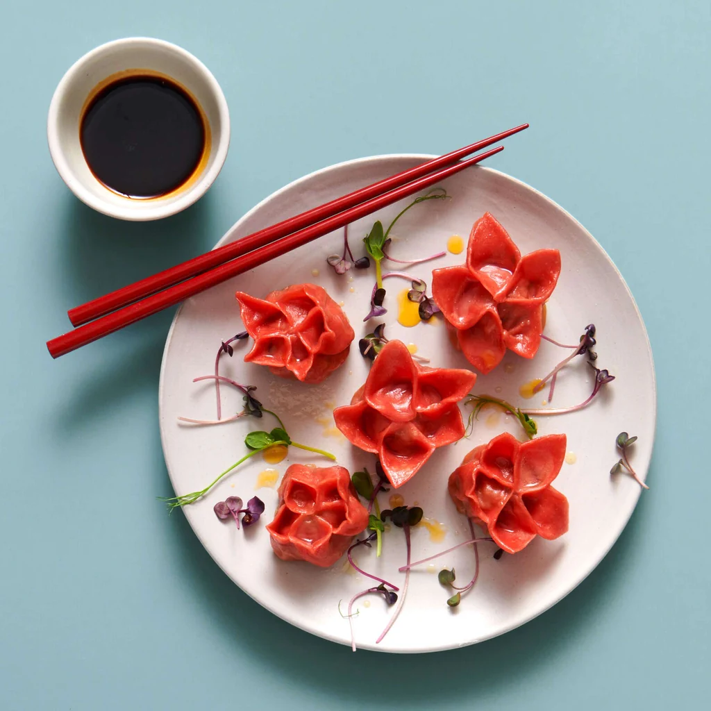 Rote Dumpling-Blumen mit Gemüsefüllung