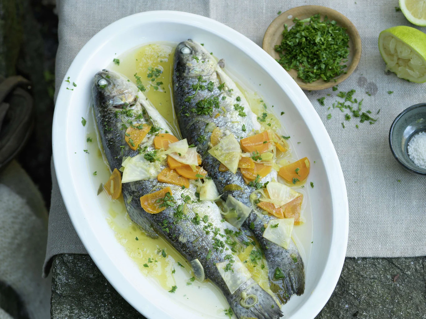 Trota con verdure al vino bianco
