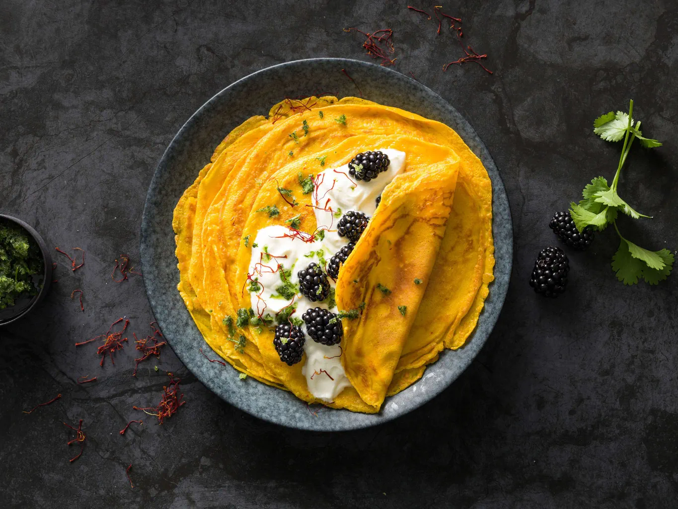 Crêpes au safran et aux mûres