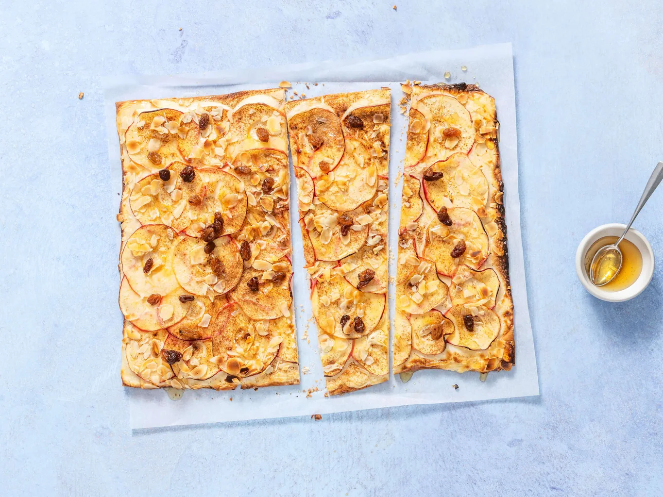 Tarte flambée sucrée aux pommes et aux amandes