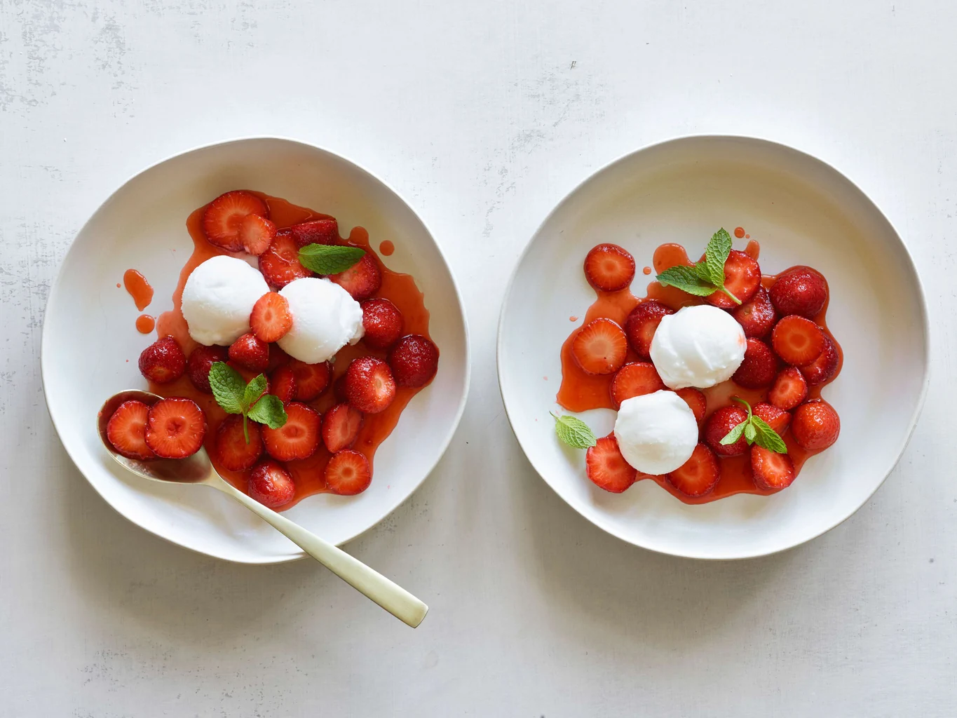 Warme Amaretto-Erdbeeren mit Glace